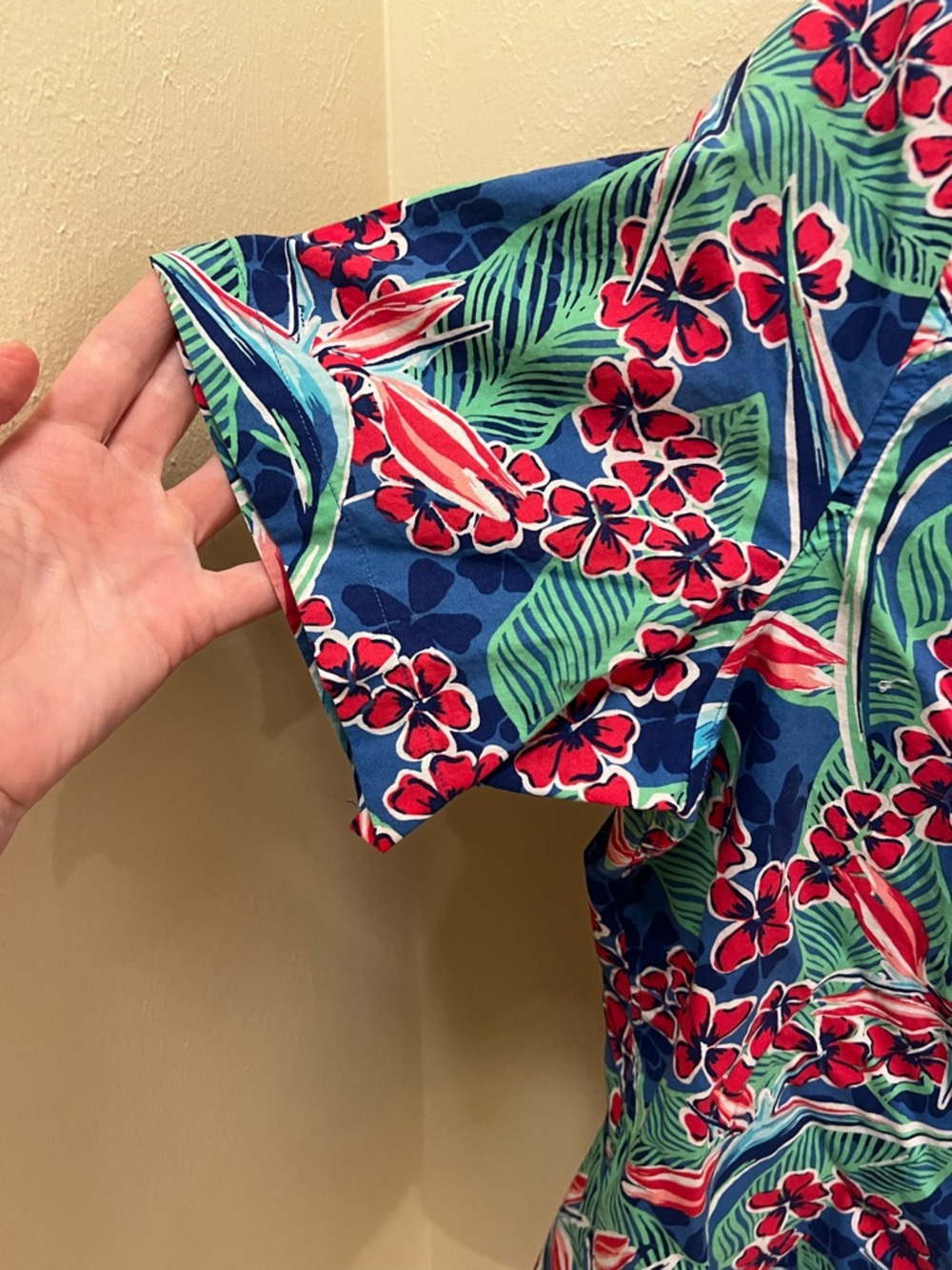 Vineyard Vines Men’s Blue Tropical Floral Short-Sleeve Button-Down Shirt - Picture 4 of 6